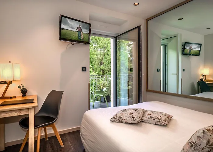 Logis Hotel Restaurant Les 2 Rives - A75, En Bordure De Riviere